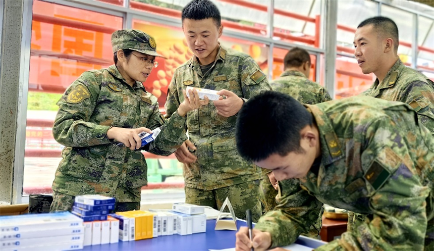 醫療隊藥師為官兵提供專業詳細的用藥指導。曾理攝