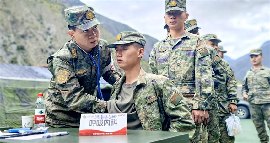 醫療隊專家為邊防戰士們進行健康體檢。曾理攝