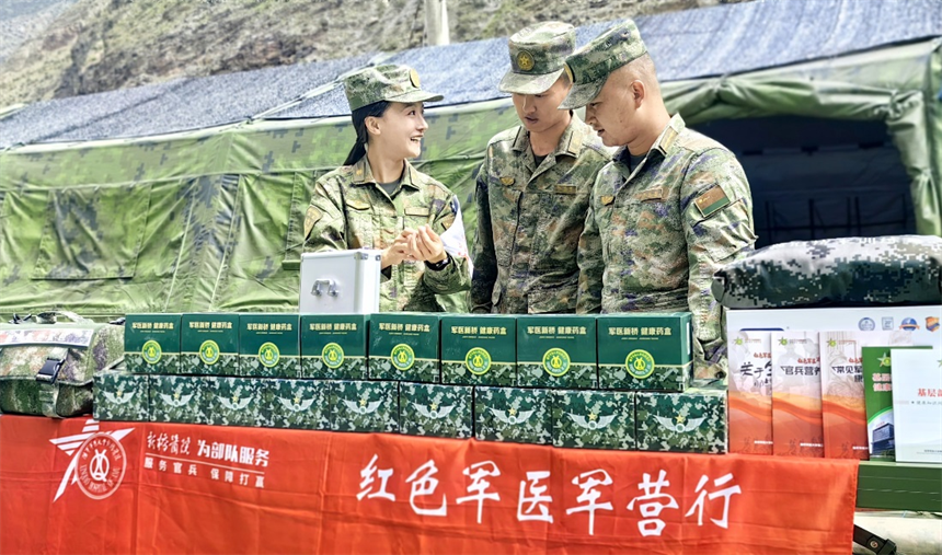 醫療隊為邊防官兵攜帶健康巡診包，為大家提供檢驗服務。曾理攝