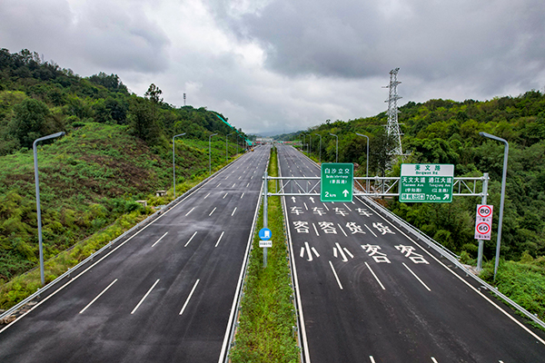 重慶快速路六縱線南延伸段（茶園立交—峽口立交）工程。崔景印攝2
