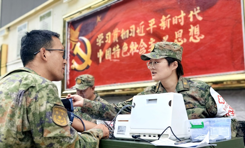 醫療隊專家為邊防官兵進行健康體檢。曾理攝