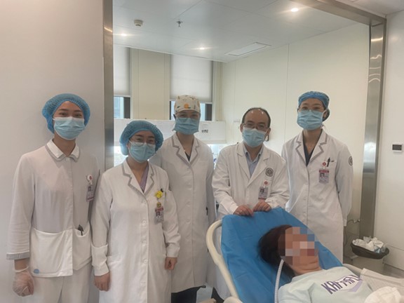 呼吸科團隊順利為患者取出異物。重慶松山醫院供圖