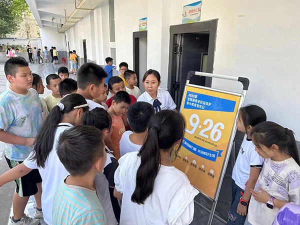 重慶農商行豐都支行走進豐都縣濱江小學為在校師生普及金融知識。重慶農商行供圖