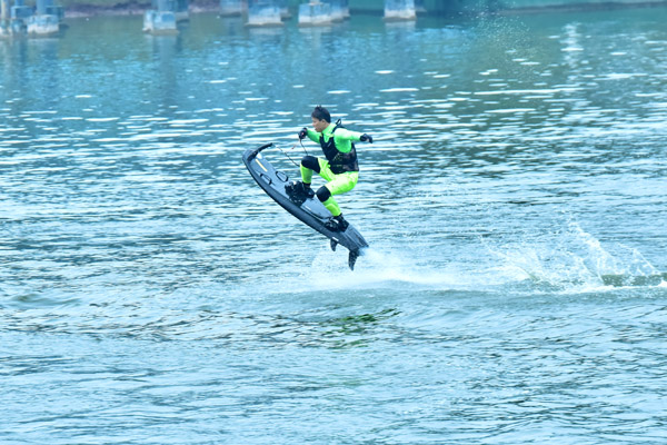 動力沖浪技巧展示。程德全攝