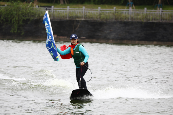動力沖浪，踏浪而來。程德全攝