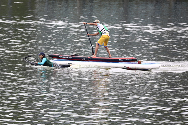 槳板救援演練。程德全攝