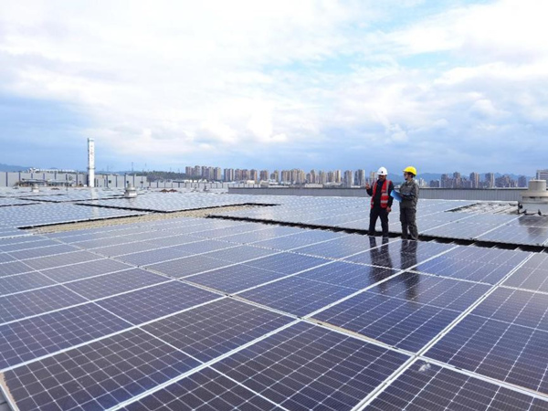 國網重慶市電力公司員工在對長安汽車光伏電站項目進行驗收。向江攝