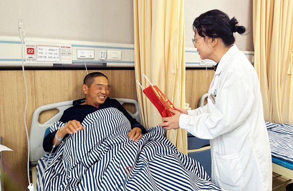 送月餅現場。重慶東大肛腸醫院供圖