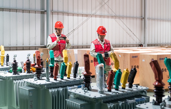 物資工作人員操作物資智能融合終端，實現變壓器等物資快速出庫。國網重慶永川供電公司供圖