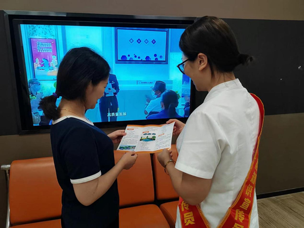 工作人員為消費者宣講金融知識。平安產險重慶分公司供圖