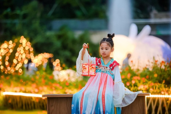 小業主身穿漢服參加國風燈會。金科服務供圖