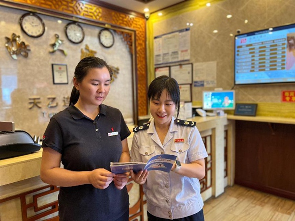 9月25日，武隆區稅務人員走訪酒店宣傳最新稅費優惠政策，輔導申報、開票事宜。傅婧攝