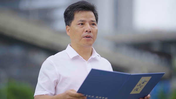 兩江新區金山學校黨總支書記、校長徐龍海。袁杰攝