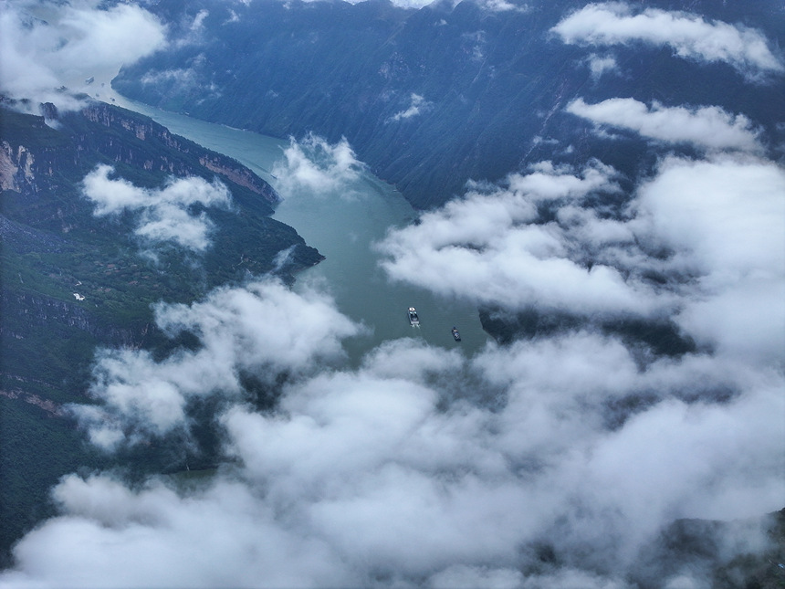 云霧籠罩下的巫峽。王正坤攝