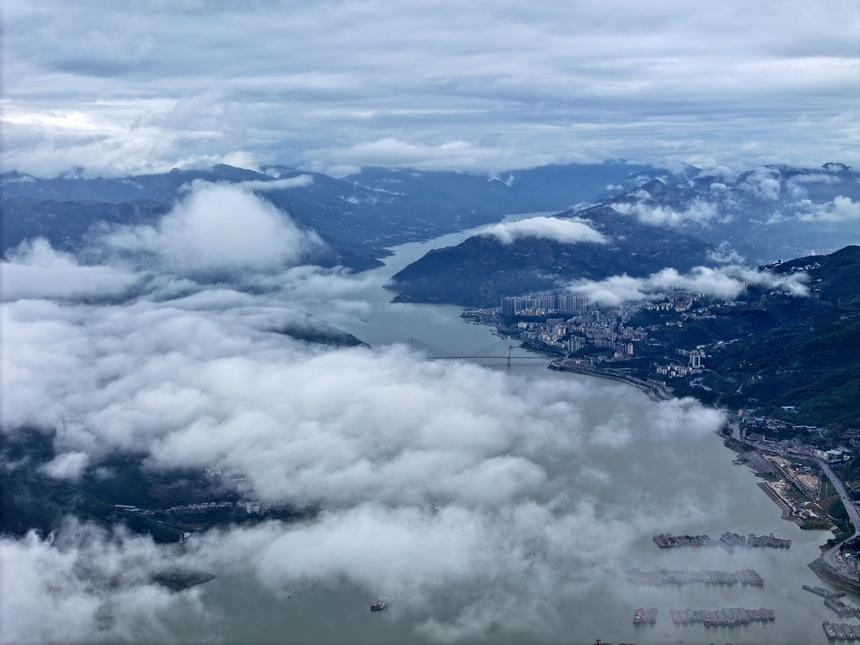 云霧下的瞿塘峽。王正坤攝