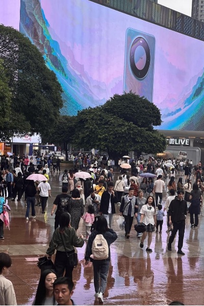 中秋國慶期間，觀音橋商圈人頭攢動。潘珍凈攝