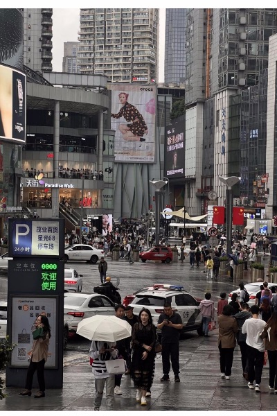 中秋國慶期間，觀音橋商圈人頭攢動。潘珍凈攝