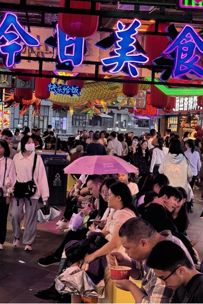 觀音橋商圈好吃街游客們品嘗美食。潘珍凈攝