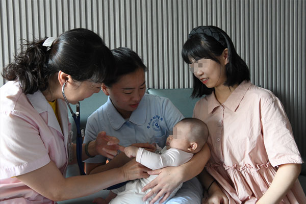 醫護人員入戶探視。璧山區婦幼保健院供圖