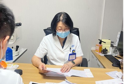 閻曉麗看診。重慶普瑞眼科醫院供圖