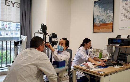 劉健娣為干眼患者診治。重慶南坪愛爾眼科醫院供圖