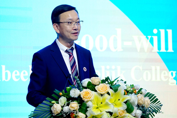 毛明山致辭。重慶一中供圖