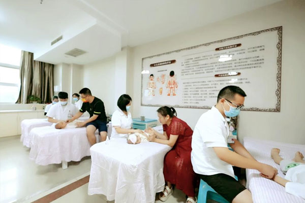 小兒推拿治療。江津區婦幼保健院供圖
