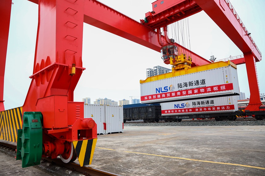 10月12日，秀山站貨場內龍門吊正在吊裝西部陸海新通道集裝箱。黃圯攝