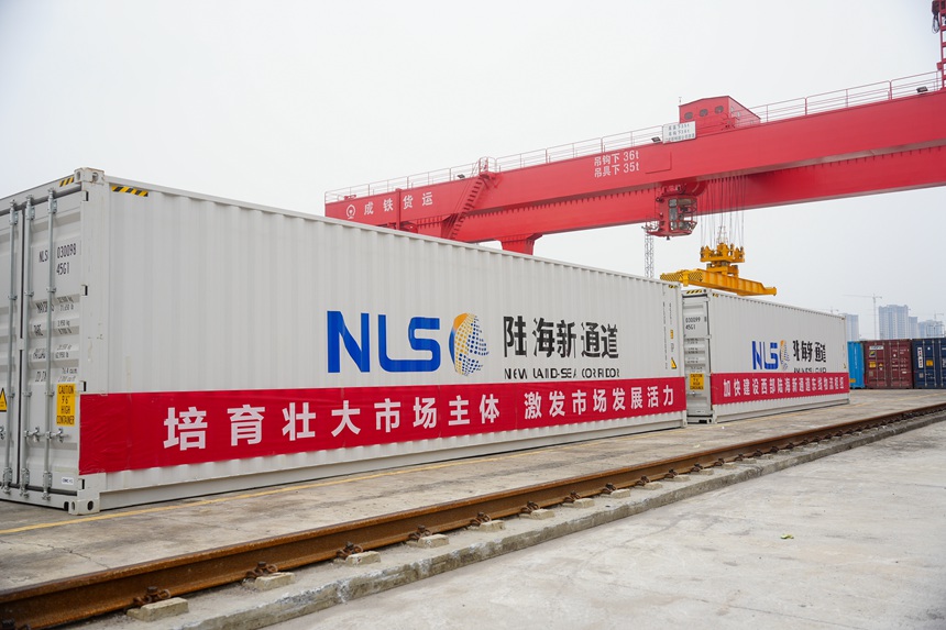 10月12日，陳列在貨場等待吊裝的西部陸海新通道集裝箱。黃圯攝