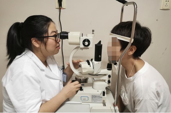 醫生為患者檢查眼部情況。重慶普瑞眼科醫院供圖