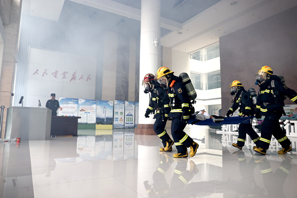 國網重慶市南供電公司聯合南岸區消防救援支隊開展應急演練。龔超攝