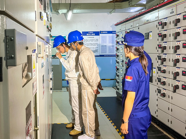 國網重慶市南供電公司聯合南岸區消防救援支隊走進小區檢查電氣安全。覃為婧攝