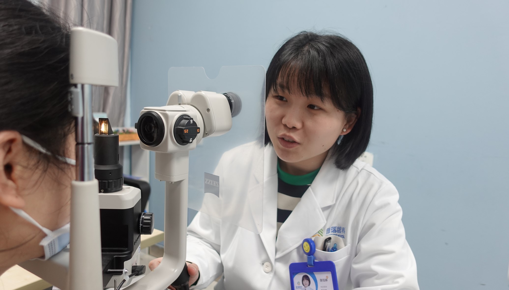 張鈺婷為患者看診。重慶普瑞眼科醫院供圖