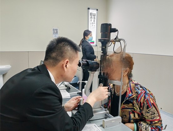 公益眼健康檢查。重慶愛爾眼科醫院總院供圖