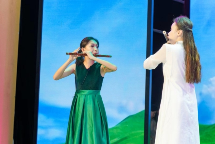 特邀嘉賓趙蘭和初二7班陳夢瑜表演的竹笛二重奏《牧民新歌》。南開兩江中學供圖