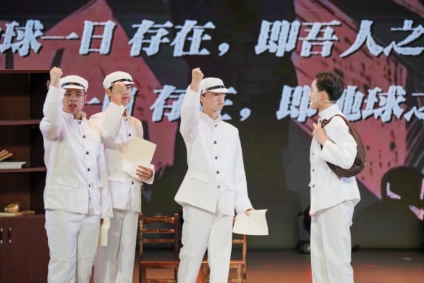 話劇《百年戲劇社》。南開兩江中學供圖