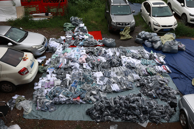警方在重慶查獲的大量假冒偽劣服飾。巴南區公安分局供圖