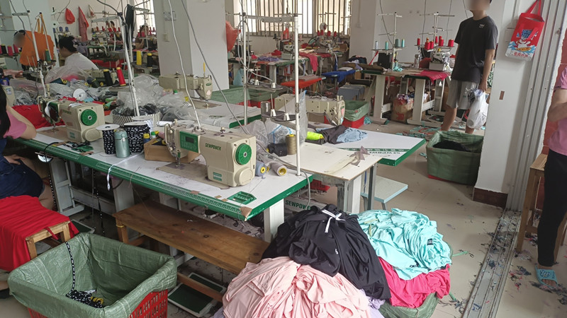 制作假冒偽劣服飾的黑工廠。巴南區公安分局供圖