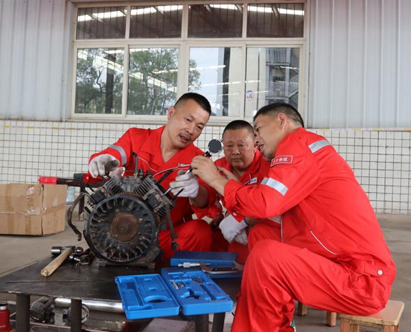 技工學習交流。東方物探西南分公司鉆井工程中心供圖