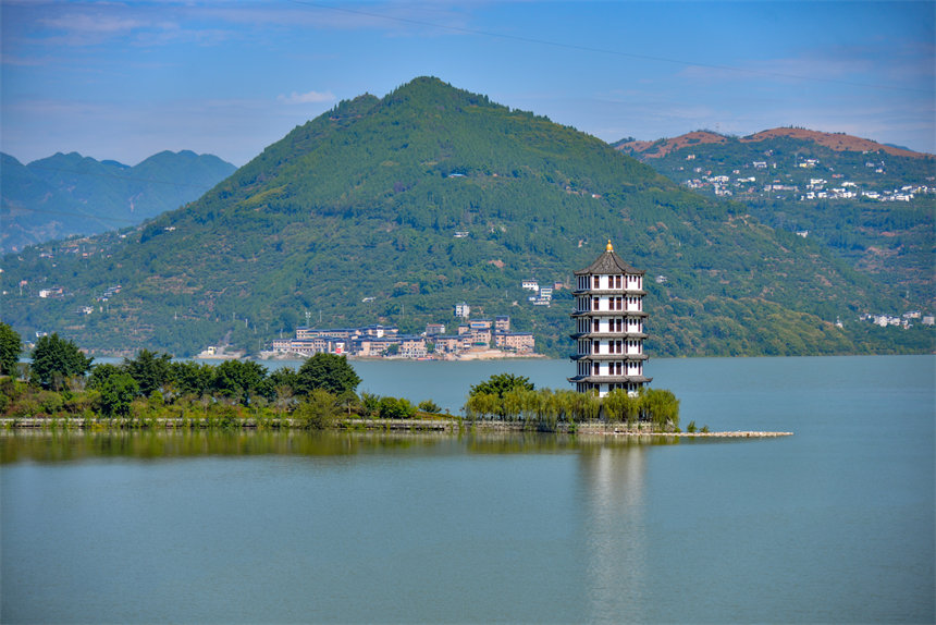 長江萬州段再現高峽平湖壯美景觀。付作僑攝