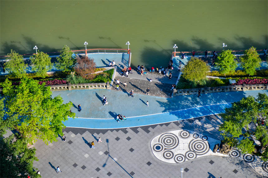 市民和游客紛紛來到江岸，欣賞蓄水帶來的平湖美景。付作嬌攝