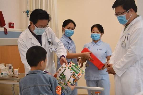 醫院給患兒送禮物。重慶仁品耳鼻喉醫院供圖