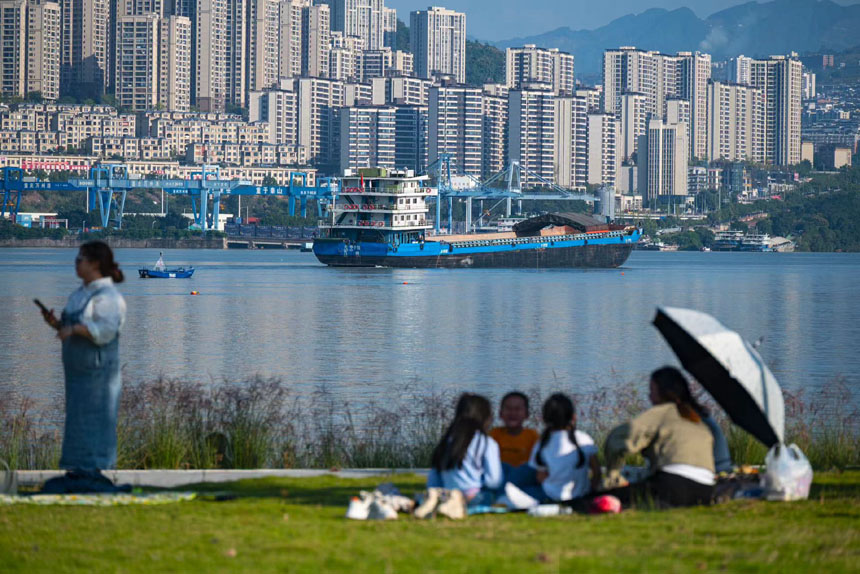 市民和游客紛紛來到江岸，欣賞蓄水帶來的平湖美景。冉孟軍攝