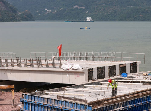 重慶萬州新田港二期工程前沿斜坡道施工現場。曾英豪攝