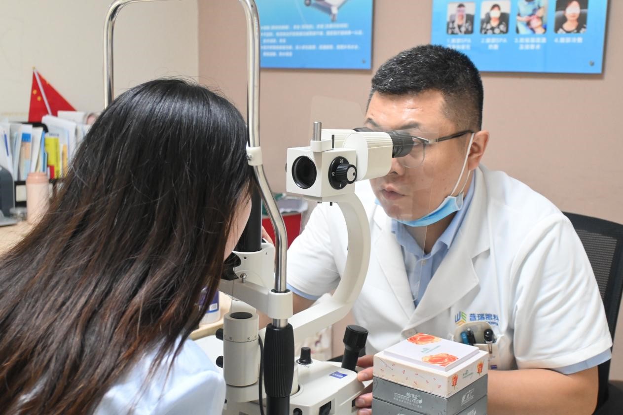 劉軍奇為患者查看眼部情況。重慶普瑞眼科醫院供圖