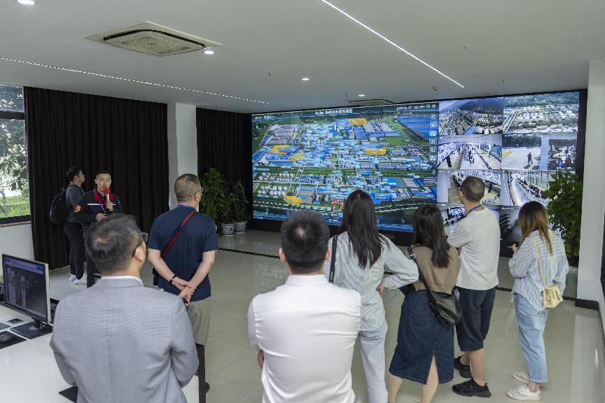 10月17日，在“解碼‘小巨人’——專精特新看中國”網上主題宣傳（重慶站）活動中，媒體記者來到重慶華峰新材料產業園，了解企業創新發展情況。郭睿攝