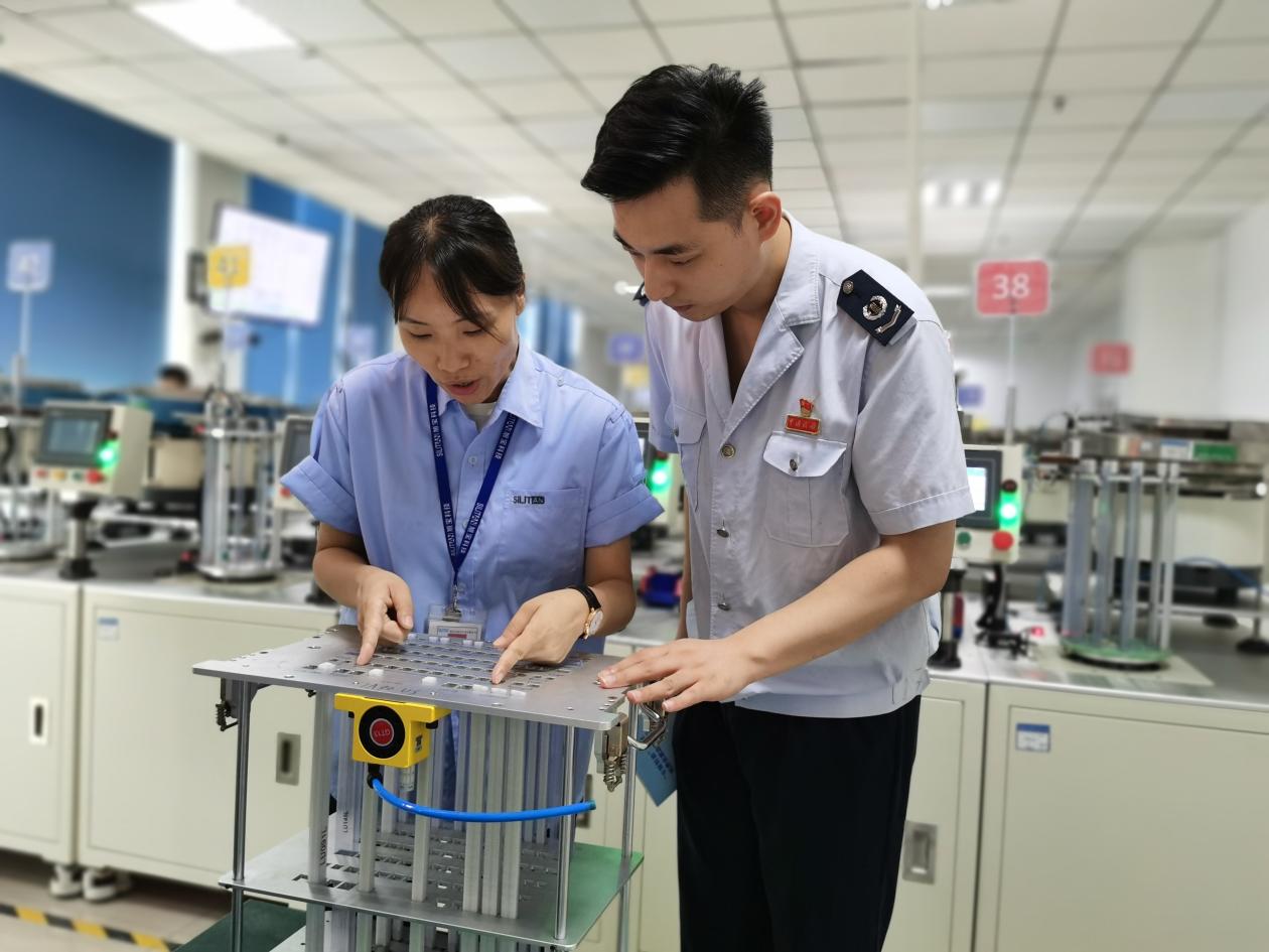 重慶高新區稅務人員走進國家級“專精特新”小巨人企業——重慶市旭寶科技有限公司，為其宣傳輔導研發費用加計扣除等一系列稅收優惠政策，助力企業科技創新。王玉婷攝