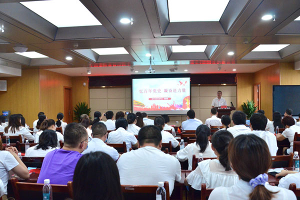 醫院黨委書記講黨課。合川區中醫院供圖