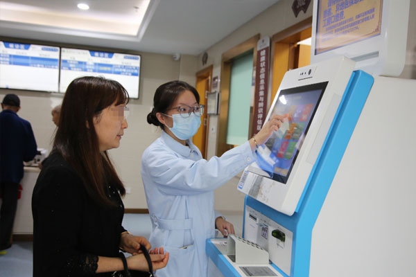 開展導診服務。合川區中醫院供圖