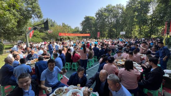 工廠員工和嘉賓共享“千人壩壩宴”。肖江川攝